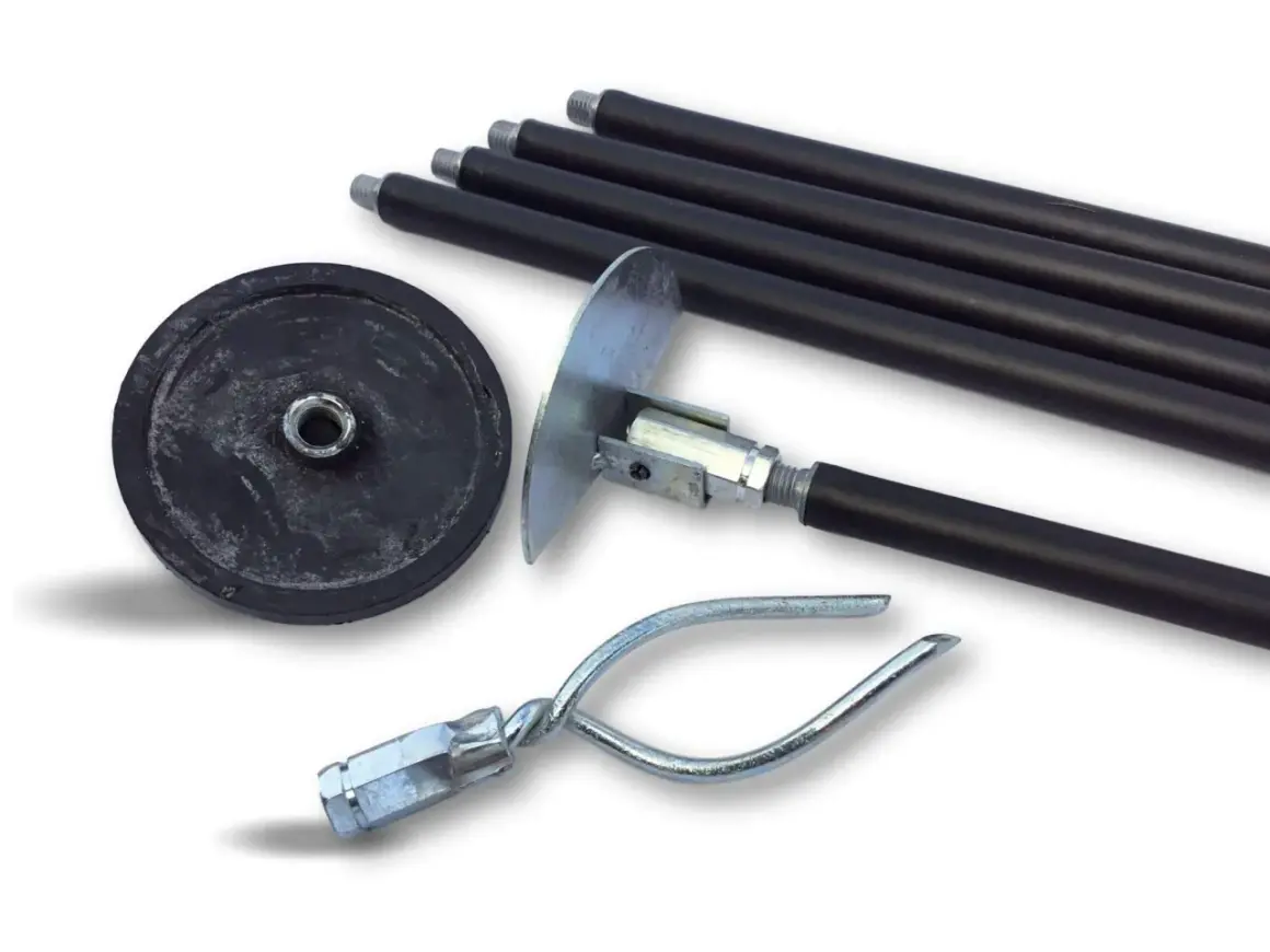 Ensemble d'outils pour déboucher tuyau PVC : plusieurs sections noires, une ventouse, et une tête métallique en forme de crochet.