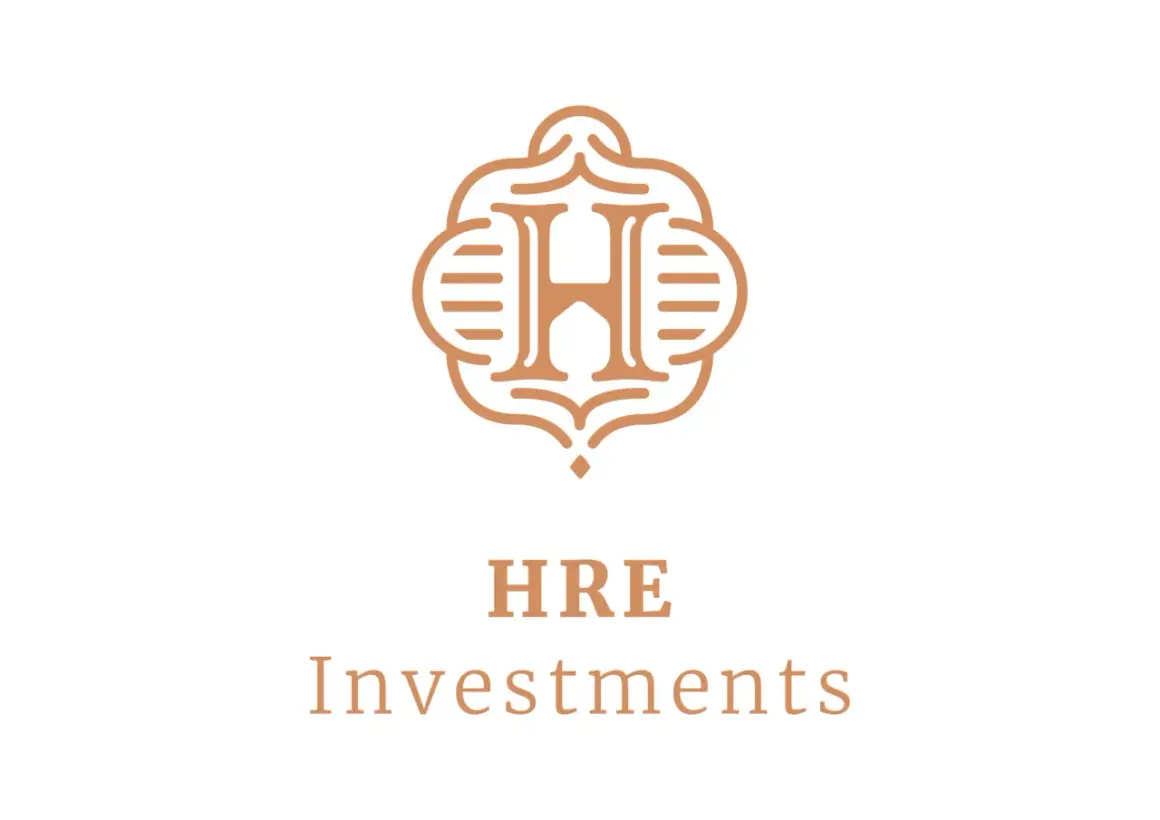 Logo HRE Investments: ozdobny symbol litery H nad tekstem HRE Investments.