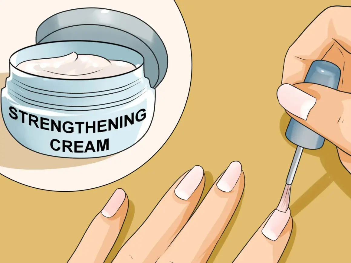 Crema rinforzante per unghie e applicazione di smalto trasparente per far crescere le unghie sane e forti.