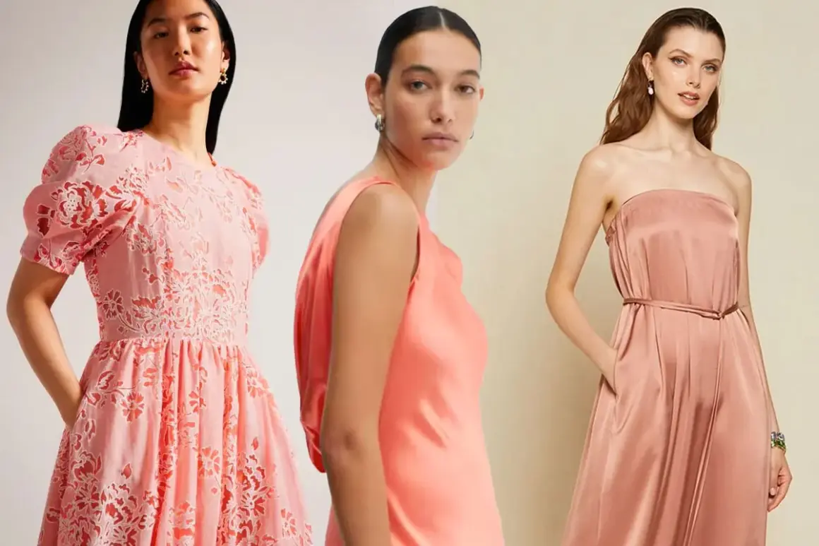 Tre donne indossano abiti eleganti in tonalità rosa pesca. Uno è un abito con pizzo floreale, un altro è un abito di seta monospalla, e il terzo è una tuta senza spalline.