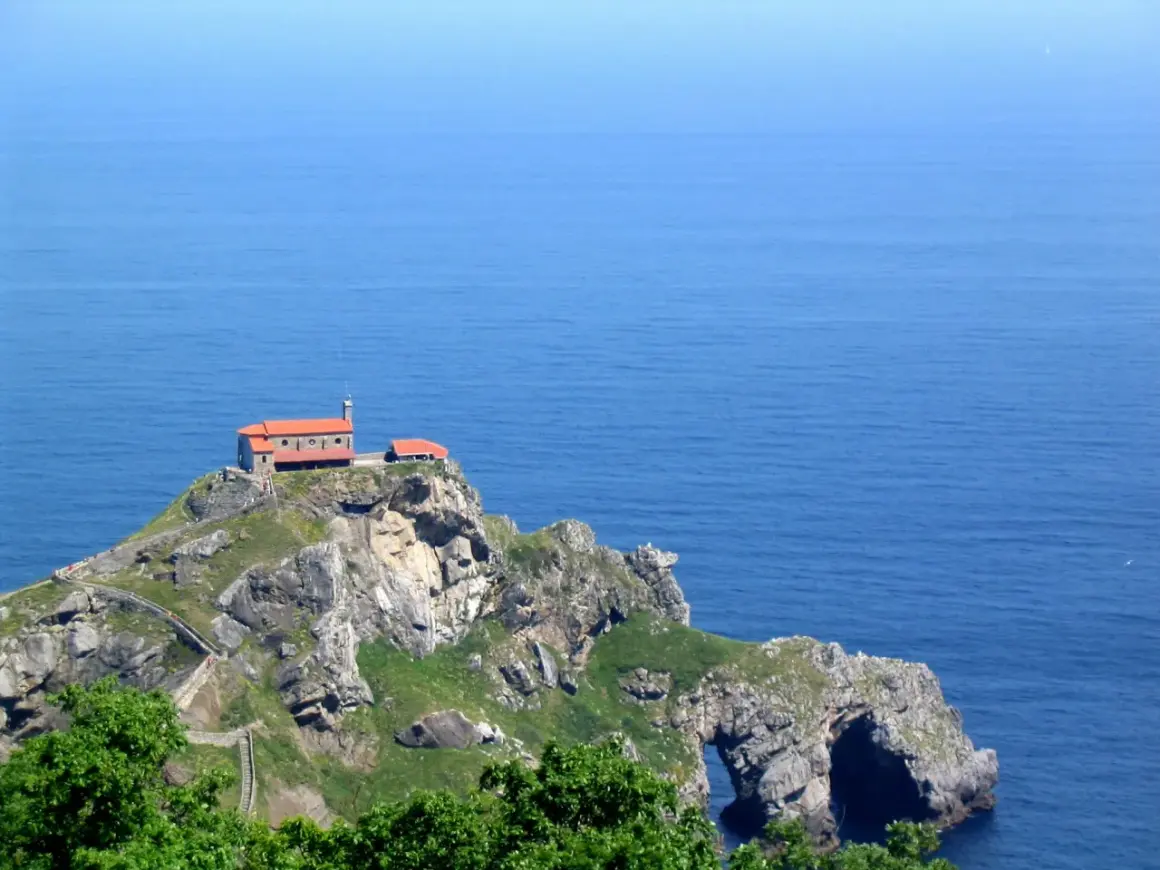 San Juan de Gaztelugatxe: kamienna wyspa z kościołem na szczycie, połączona z lądem krętymi schodami.