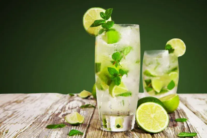 Najlepsze drinki menu: odkryj wyjątkowe propozycje na każdą okazję