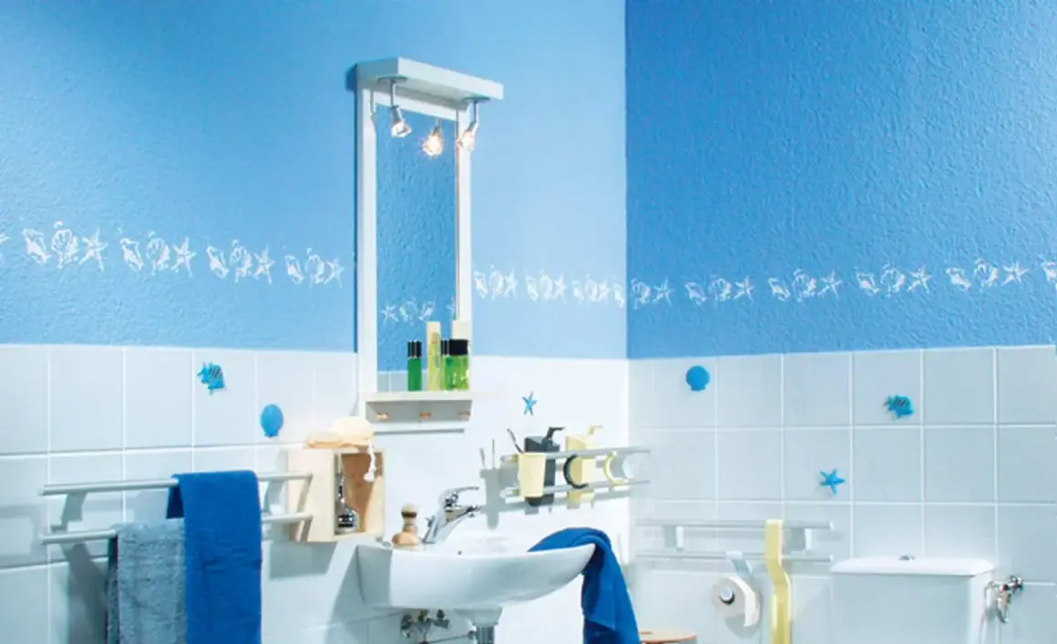 Badezimmer mit blauem Motiv und selbstgebauter Spiegelbeleuchtung.