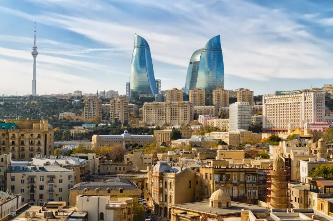 Widok na nowoczesne wieżowce i zabytkową architekturę Baku. Idealne miejsce na wycieczkę do Azerbejdżanu.