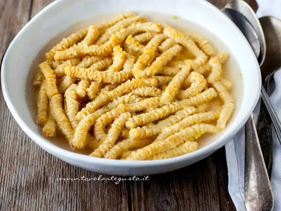 Passatelli marchigiani in brodo, un classico della cucina italiana. La ricetta perfetta per un piatto confortante.