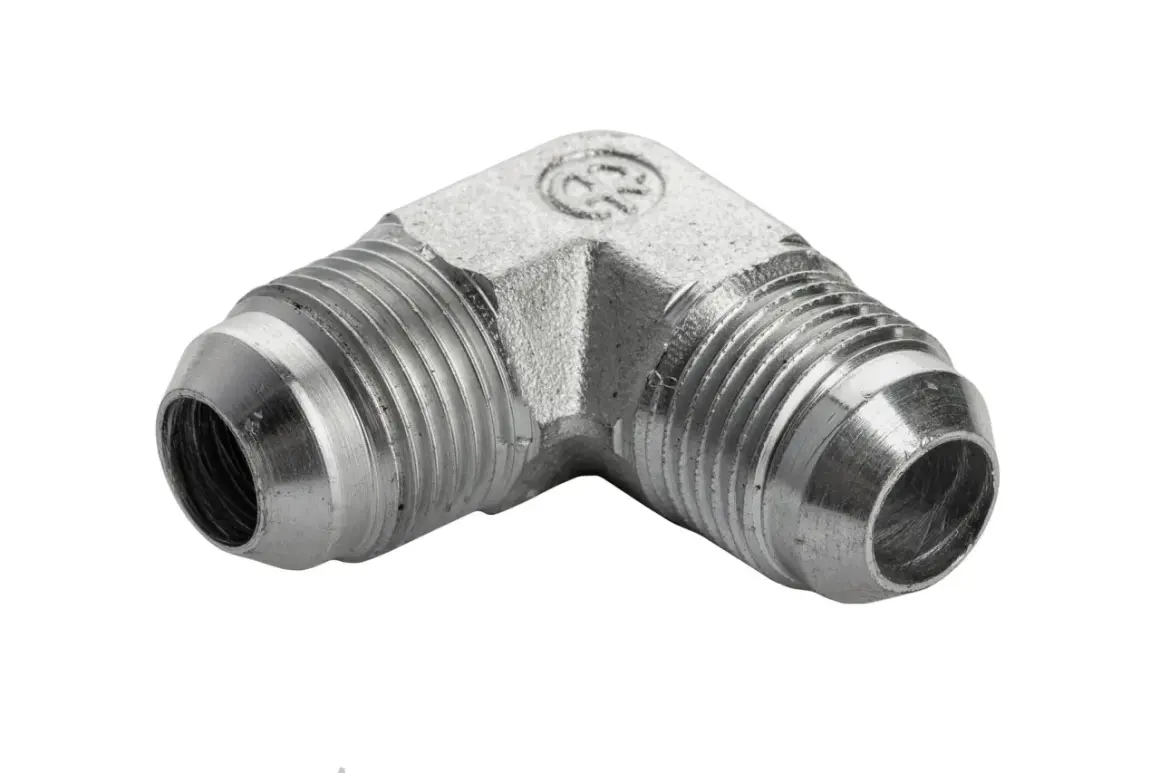 Metalowy kolanko 90 stopni z gwintem NPT, idealne do połączeń hydraulicznych.