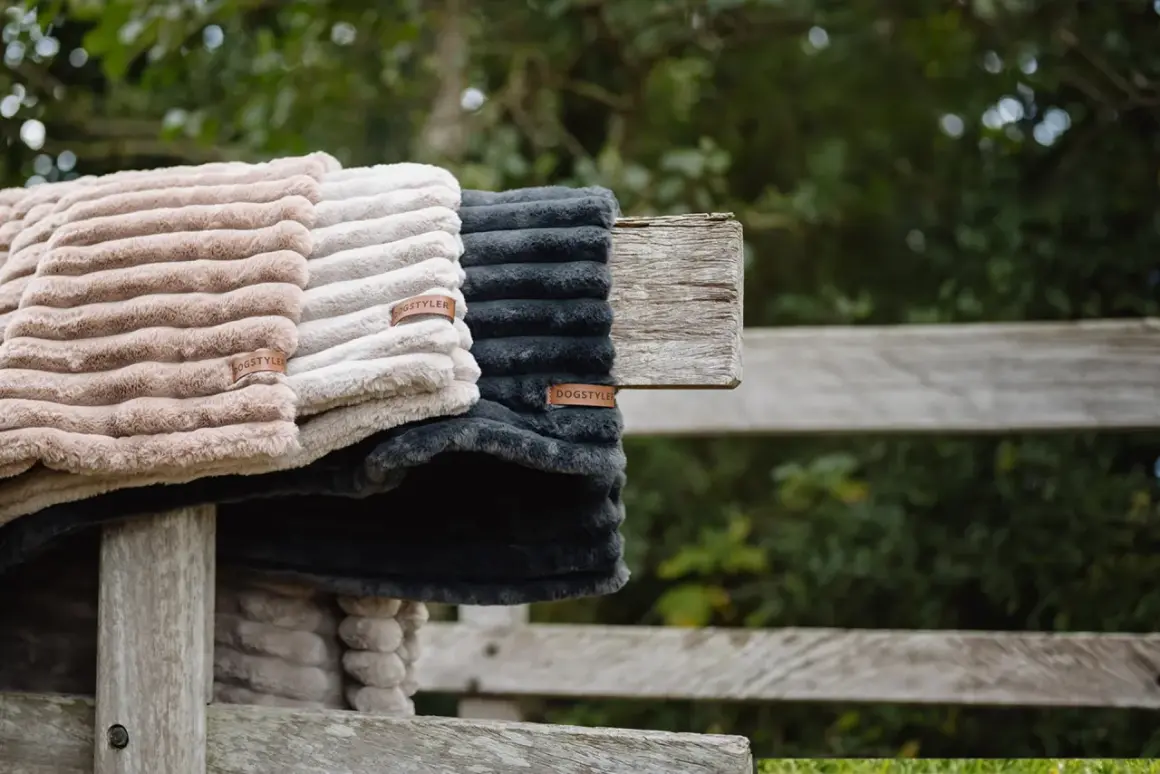 Weiche Hundedecken in Beige, Creme und Grau, bereit für die hundedecke waschen.
