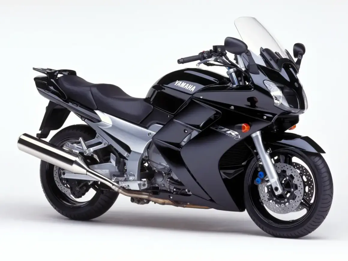Yamaha FJR 1300: detalles de su ficha técnica en esta moto negra deportiva.