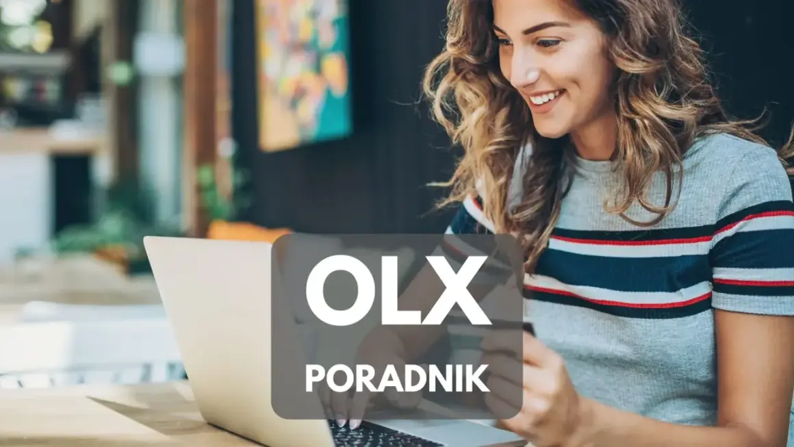 Uśmiechnięta kobieta korzysta z laptopa, ucząc się, jak kupować na OLX. Na ekranie widnieje napis "OLX PORADNIK".