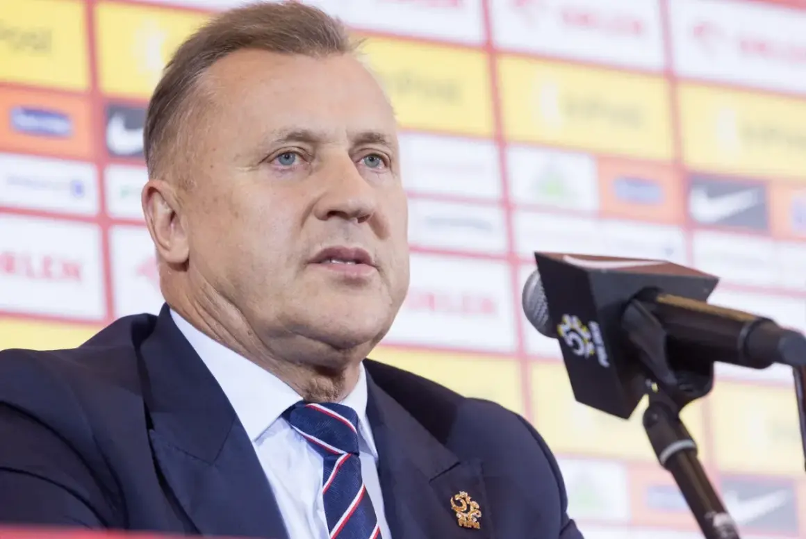 Cezary Kulesza, prezes PZPN, w garniturze i krawacie, z mikrofonem przed sobą. Jego majątek budzi zainteresowanie.