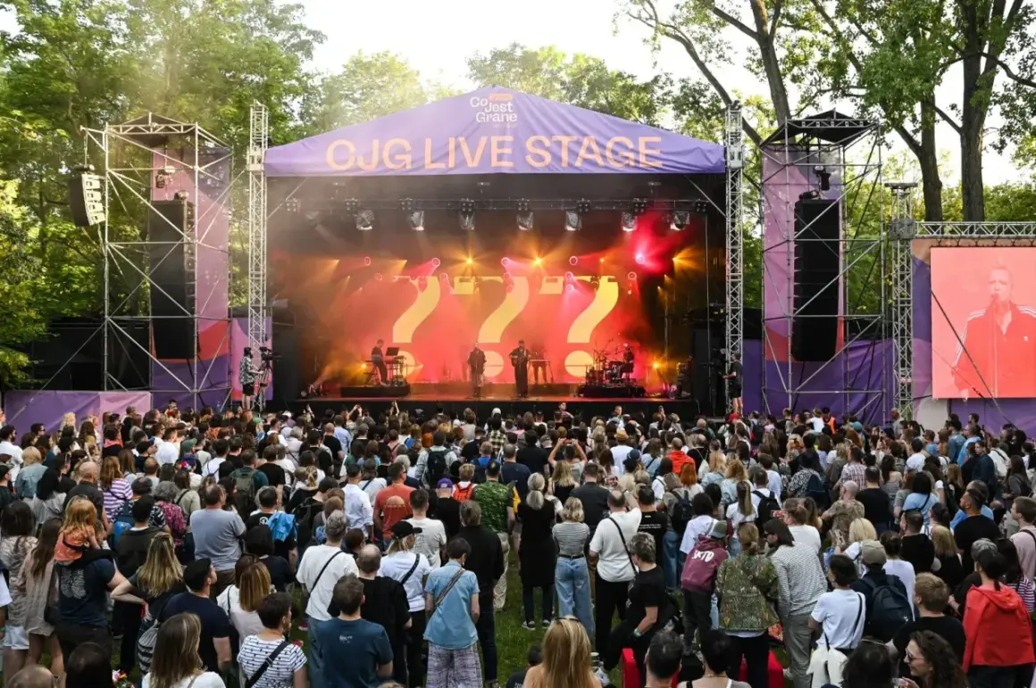 Koncert na festiwalu Co Jest Grane. Tłum ludzi przed sceną z napisem "CJG LIVE STAGE".