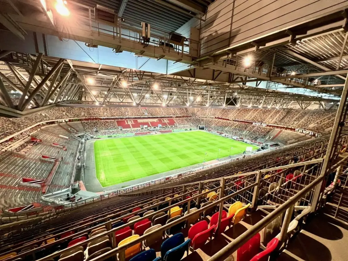 Innenansicht des bergische sportzentrum solingen. Ein Fußballstadion mit grünem Spielfeld und vielen Sitzplätzen, bereit für das nächste Spiel.