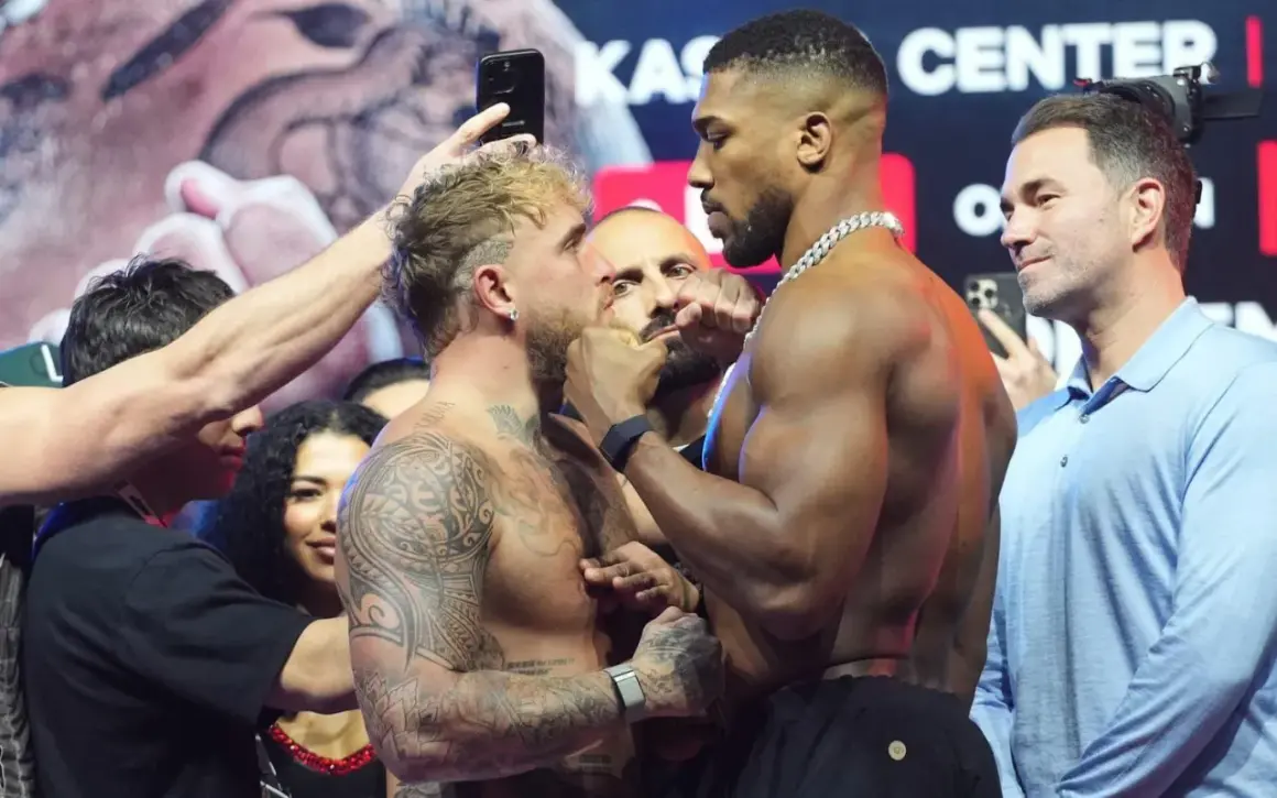 Intens blick mellan Jake Paul och Anthony Joshua. En spänd stämning inför deras match.