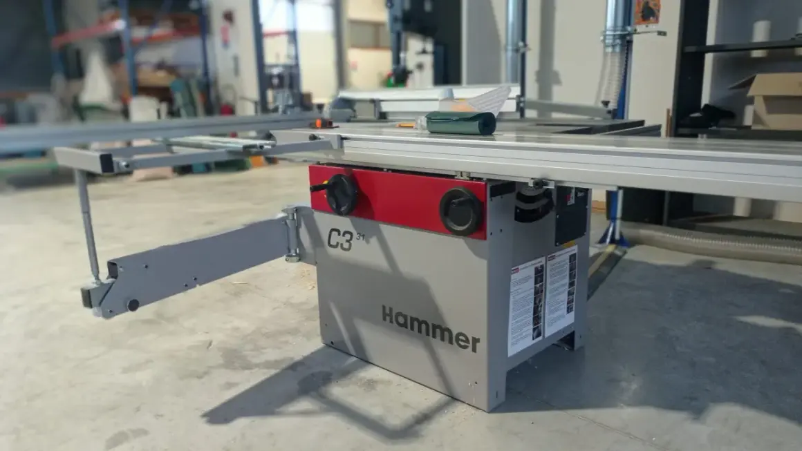 Une scie circulaire de menuiserie Hammer C3 31, prête pour des coupes précises dans un atelier.