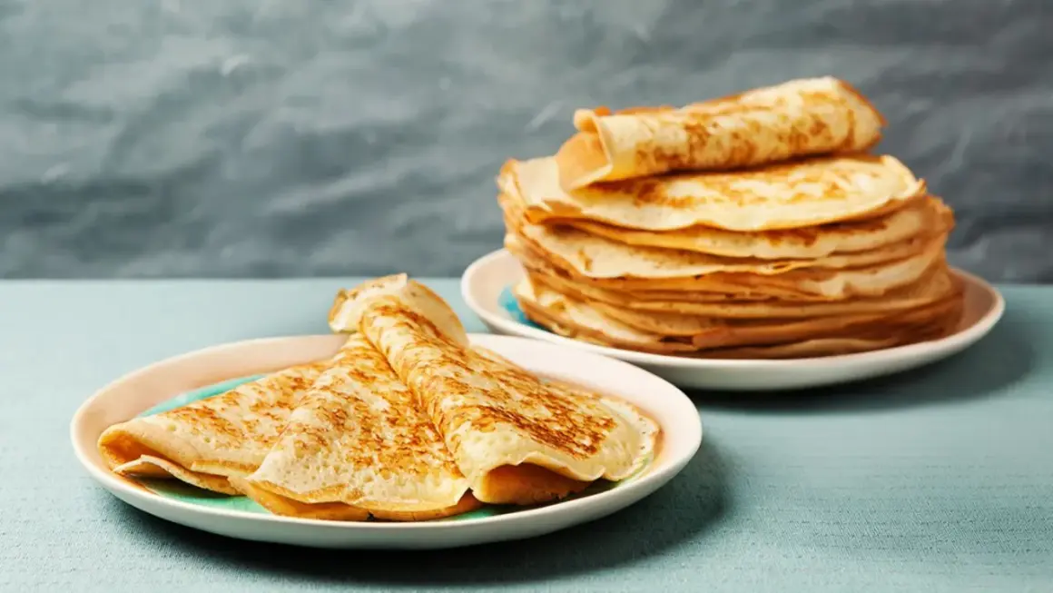 Gestapelte Pfannkuchen auf Tellern, bereit für ein köstliches Pfannkuchen Rezept.