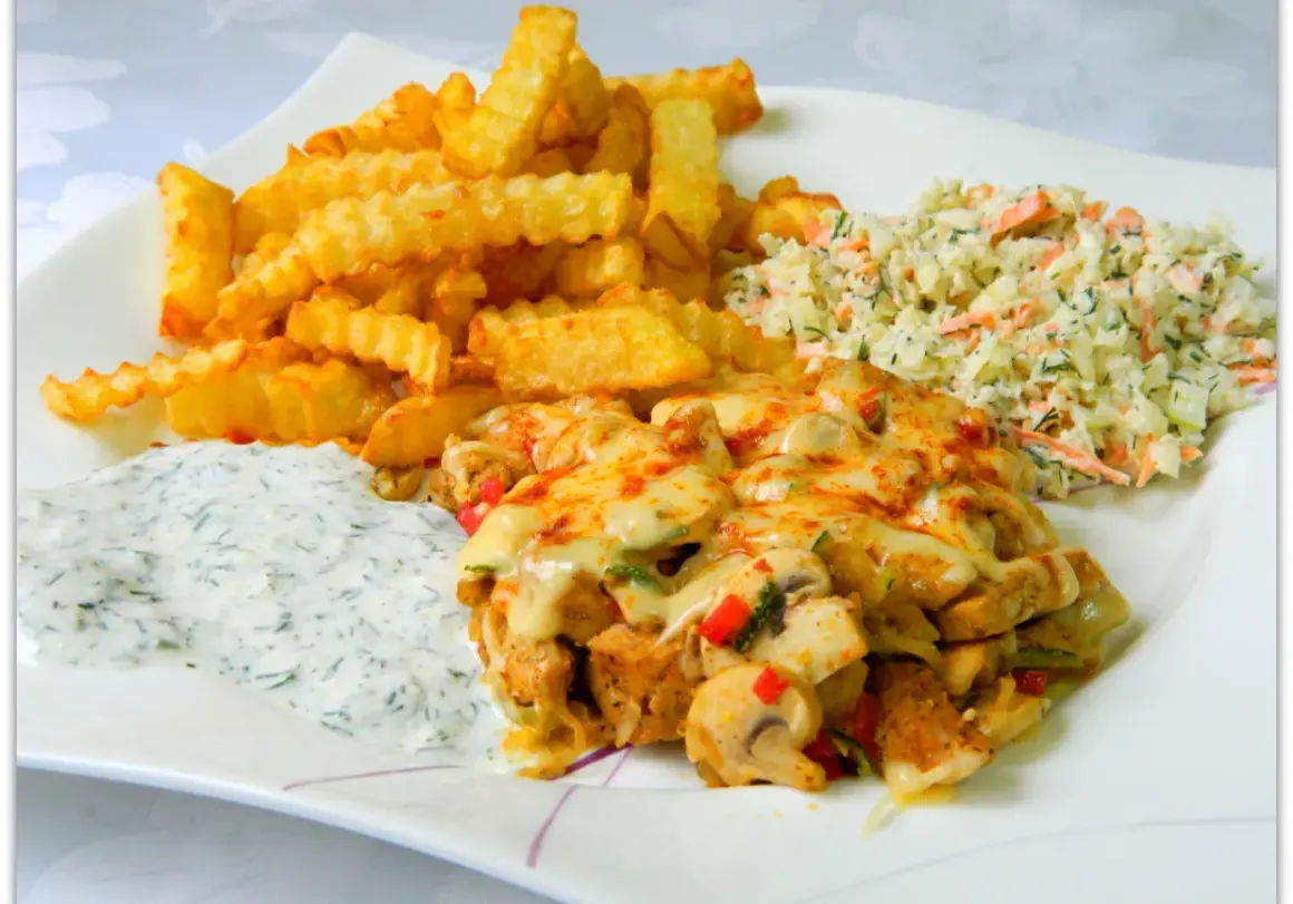 Pyszna shoarma drobiowa z serem, chrupiącymi frytkami, surówką i sosem czosnkowym.