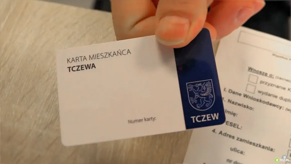 Karta mieszkańca Tczewa w ręce. Gdzie jest data ważności na karcie? Nie widać jej na tym zdjęciu.