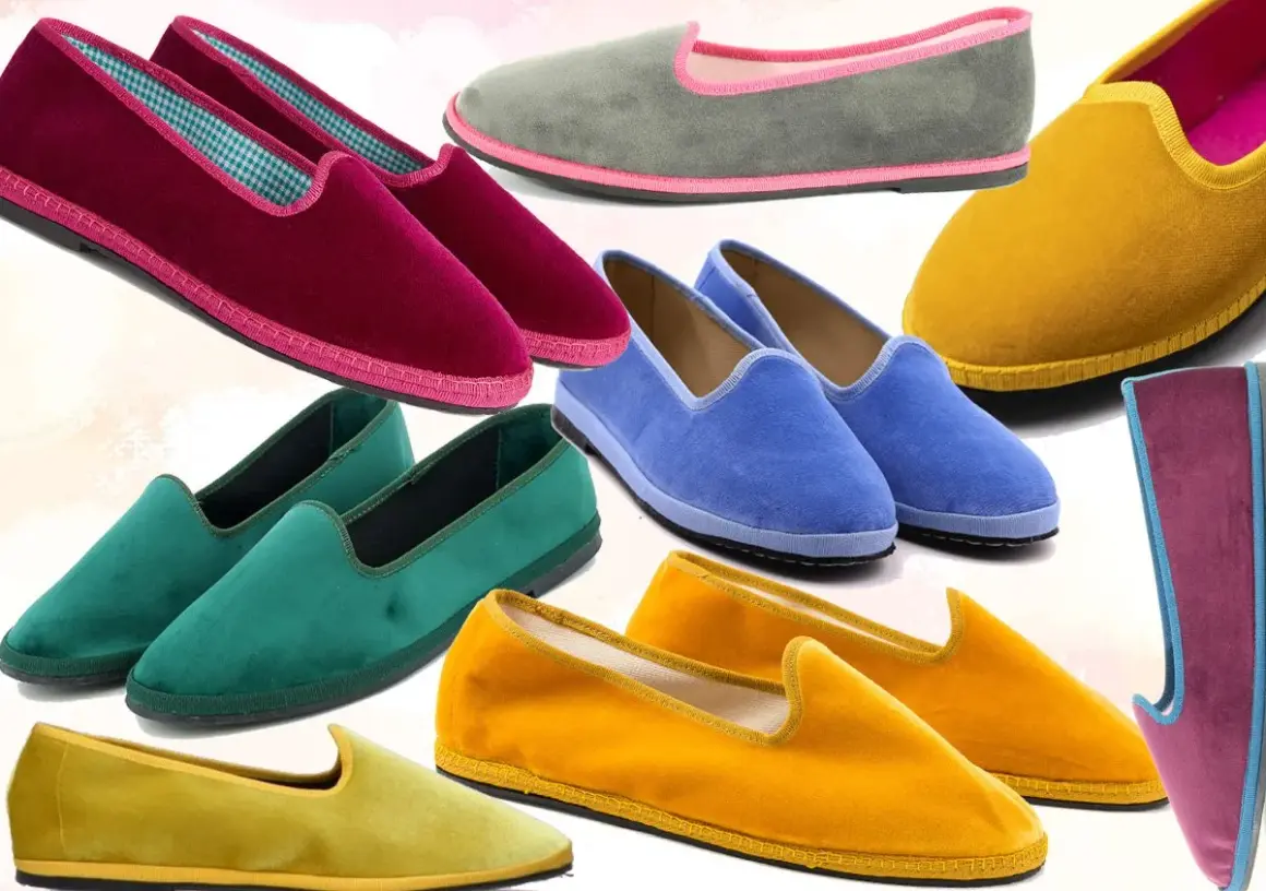 Un arcobaleno di scarpe veneziane in velluto: fucsia, verde smeraldo, blu elettrico, grigio, giallo ocra e bordeaux.