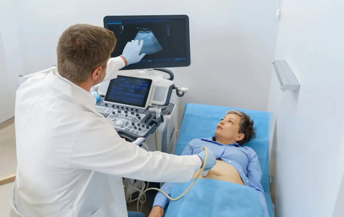 Arzt führt eine Ultraschalluntersuchung durch. Die Radiologie liefert wichtige Einblicke in den Körper der Patientin.
