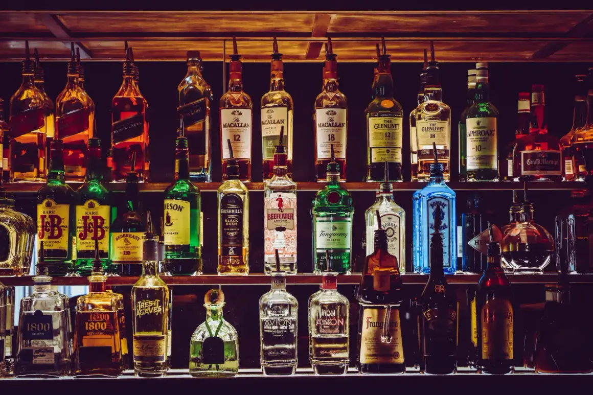 Gdzie kupić małe butelki whisky? Sprawdź najlepsze oferty i sklepy