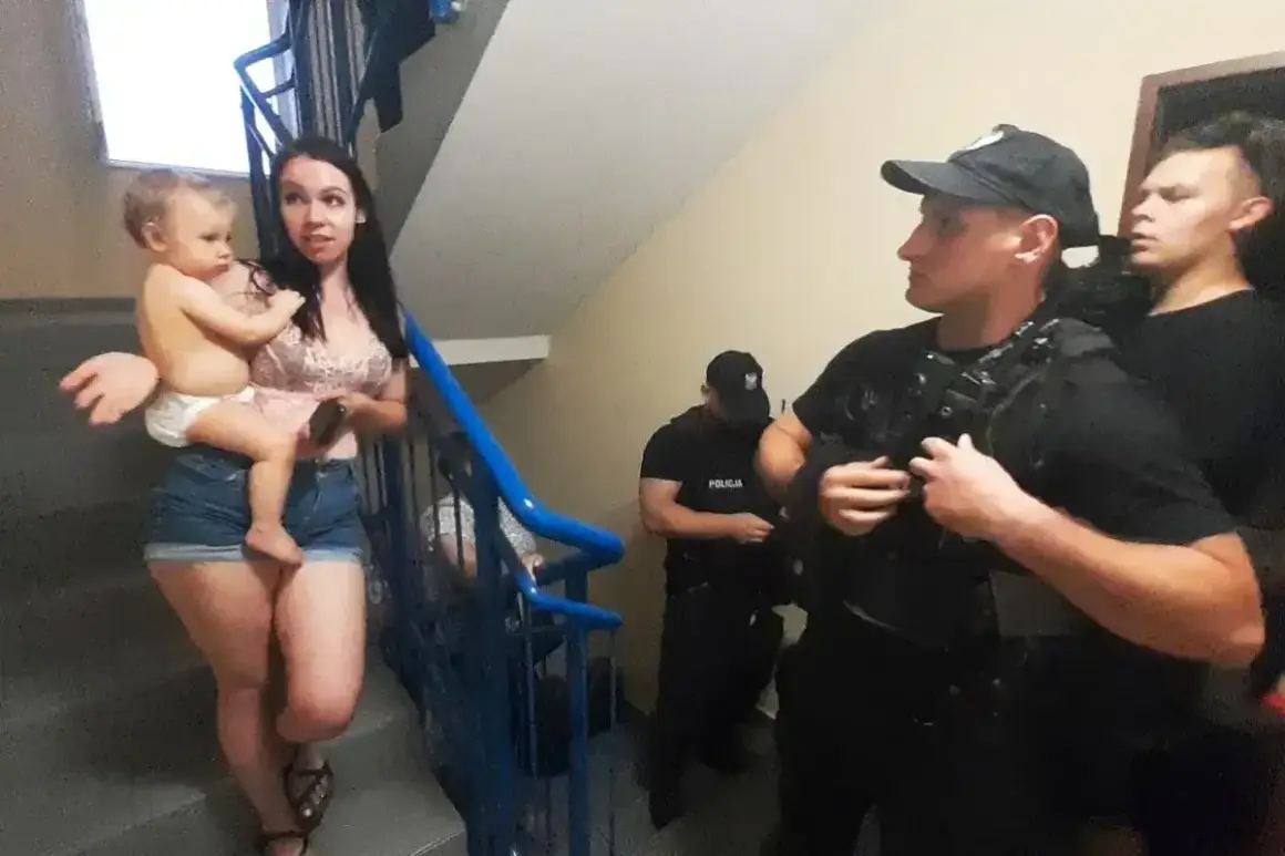 Matka z dzieckiem na schodach, otoczona przez policję. Czy można wyrzucić matkę z dzieckiem z wynajmowanego mieszkania?
