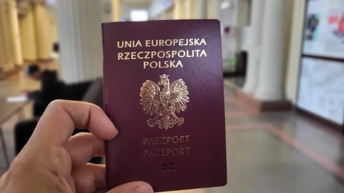 Dłoń trzyma polski paszport. Ważność paszportu jest kluczowa do podróży.