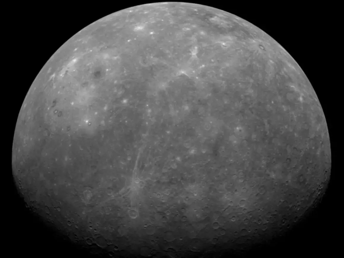 Merkurius, en kraterfylld värld, visar upp sin yta. Denna planet har inga egna månar, så frågan "hur många månar har Merkurius" besvaras med noll.