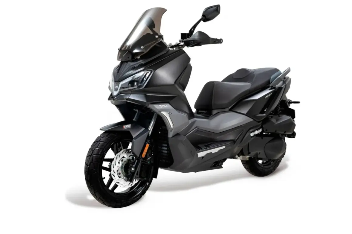 Scooter gris oscuro con parabrisas alto, asiento doble y detalles plateados. Una de las marcas de scooters más modernas.
