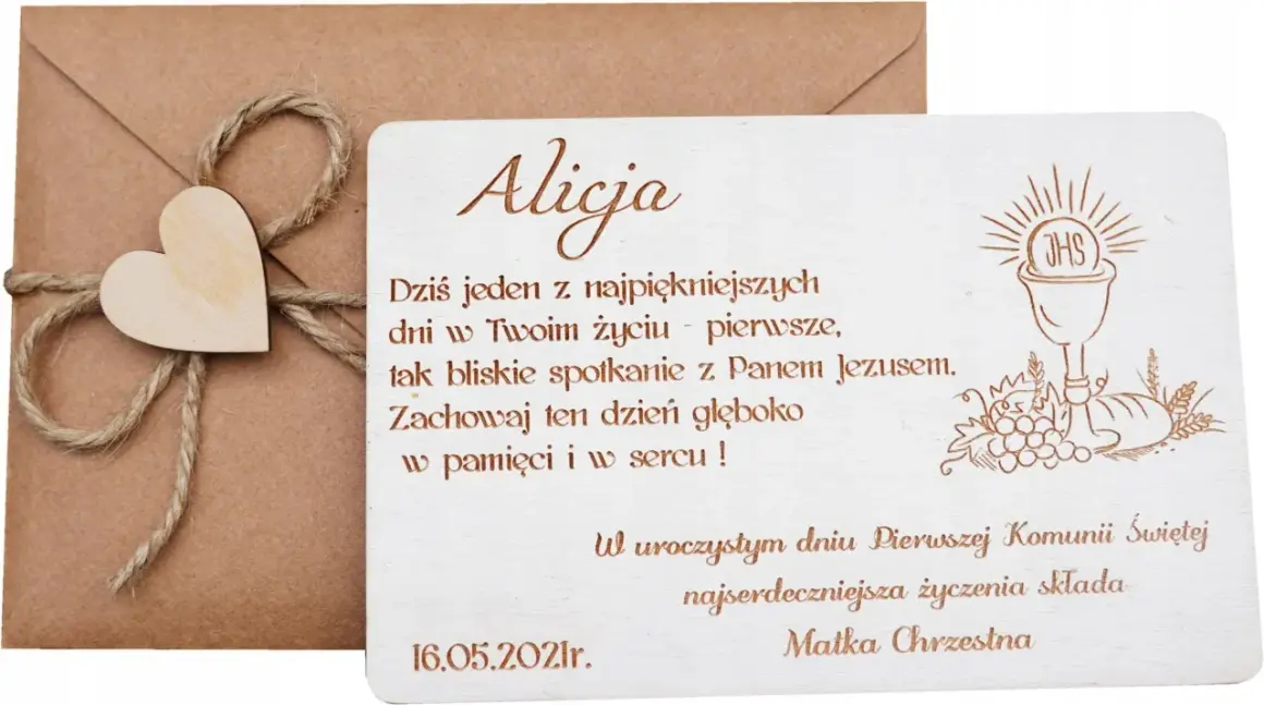 Drewniana kartka z życzeniami na komunię, ozdobiona motywem kielicha i winogron, na tle koperty.