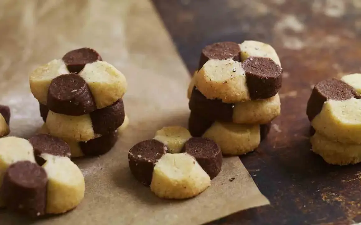 Schackrutiga kakor, perfekta för fikat. Ett enkelt recept på schackrutor som alla älskar.