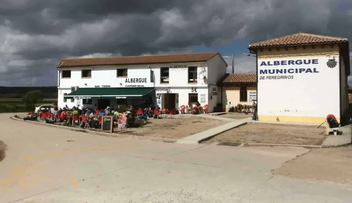 Albergues del Camino de Santiago, como este municipal, ofrecen descanso gratuito a peregrinos. Hay bar y tienda.