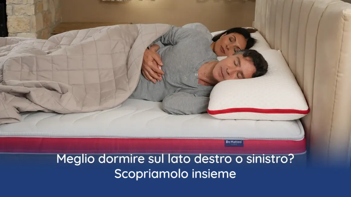 Coppia dorme abbracciata su un materasso. Meglio dormire sul lato destro o sinistro? Scopriamolo insieme.