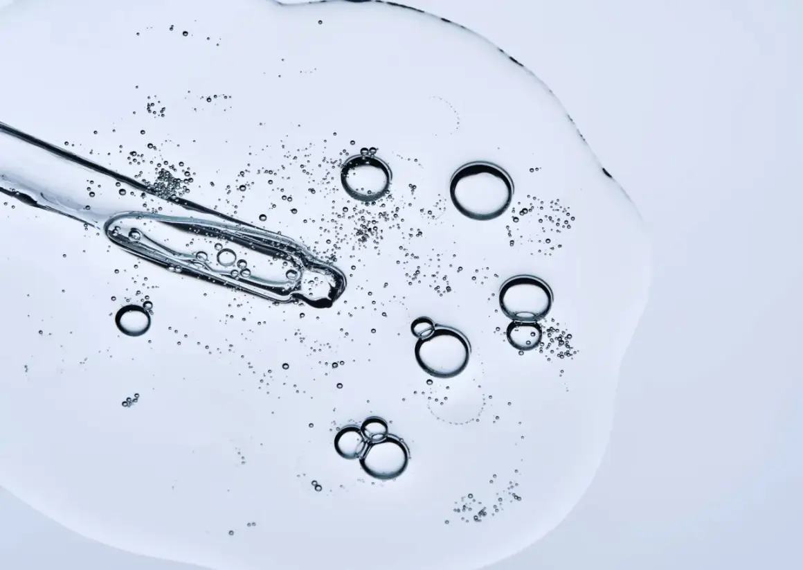 Kropla serum z pipetką, bąbelki. Czy peptydy można łączyć z witaminą C? To pytanie nurtuje wiele osób dbających o cerę.