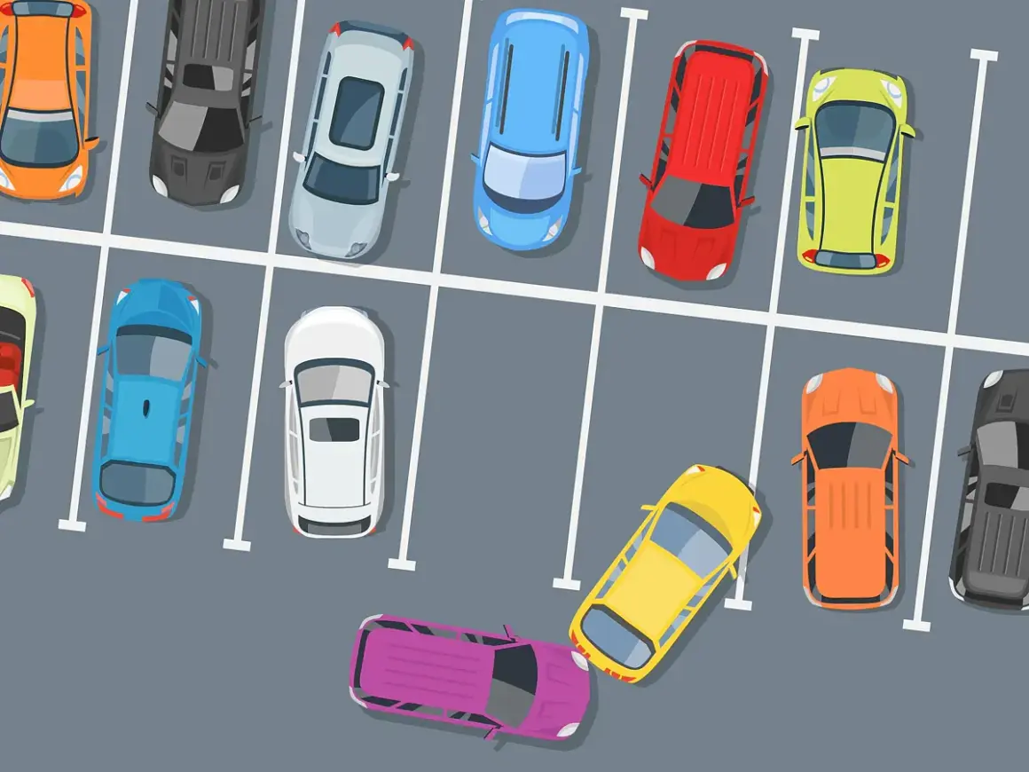 Bunte Autos auf einem Parkplatz. Ein gelbes Auto biegt von der Parkplatz Ausfahrt ab, Vorfahrt beachten.