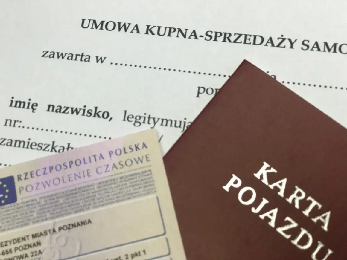 Umowa kupna-sprzedaży samochodu, karta pojazdu i pozwolenie czasowe. Dokumenty gotowe do sfinalizowania transakcji.