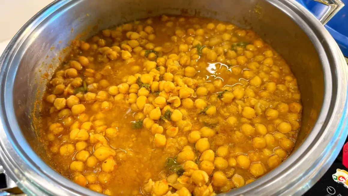 Ciecierzyca w sosie curry, bogata w kwas foliowy. Idealna do zdrowego posiłku.