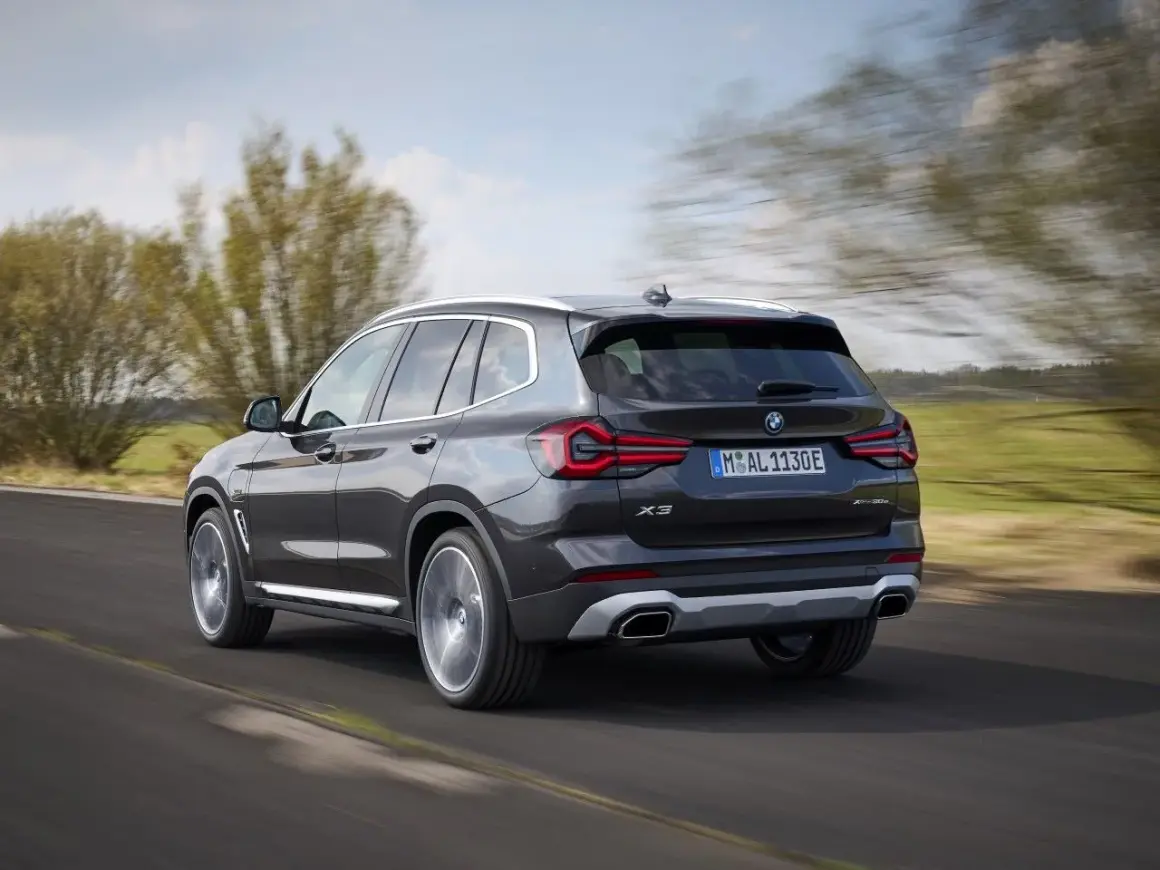 Ciemnoszary BMW X3 xDrive jedzie po drodze. Zastanawiasz się, jakie opony do BMW X3 xDrive będą najlepsze?