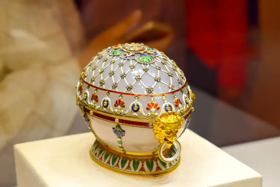 Un prezioso uovo Fabergé, decorato con smalti e gemme, con un leone dorato. Quante sono le meraviglie che nasconde?