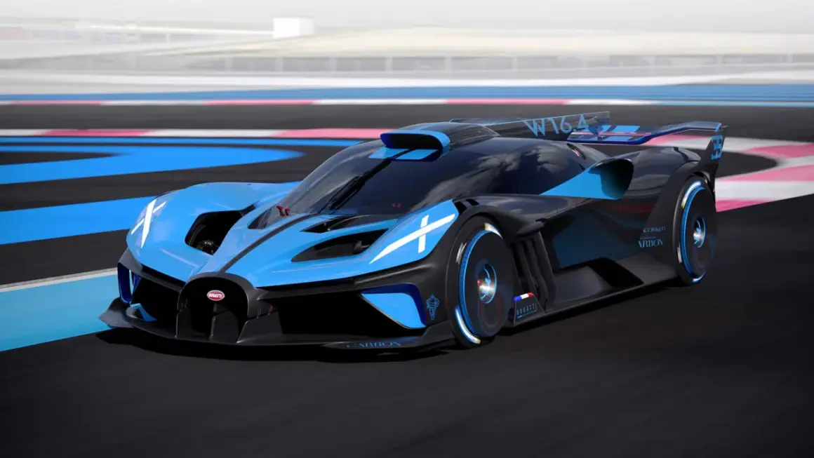 Niebiesko-czarny Bugatti Bolide z białymi akcentami pędzi po torze wyścigowym.