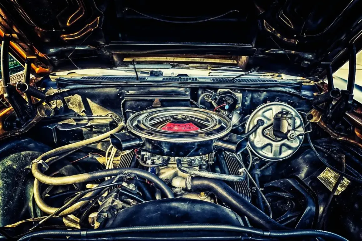 Vue détaillée du moteur d'une voiture ancienne. Pour savoir comment comment savoir la motorisation de sa voiture, regardez les inscriptions sur le filtre à air.