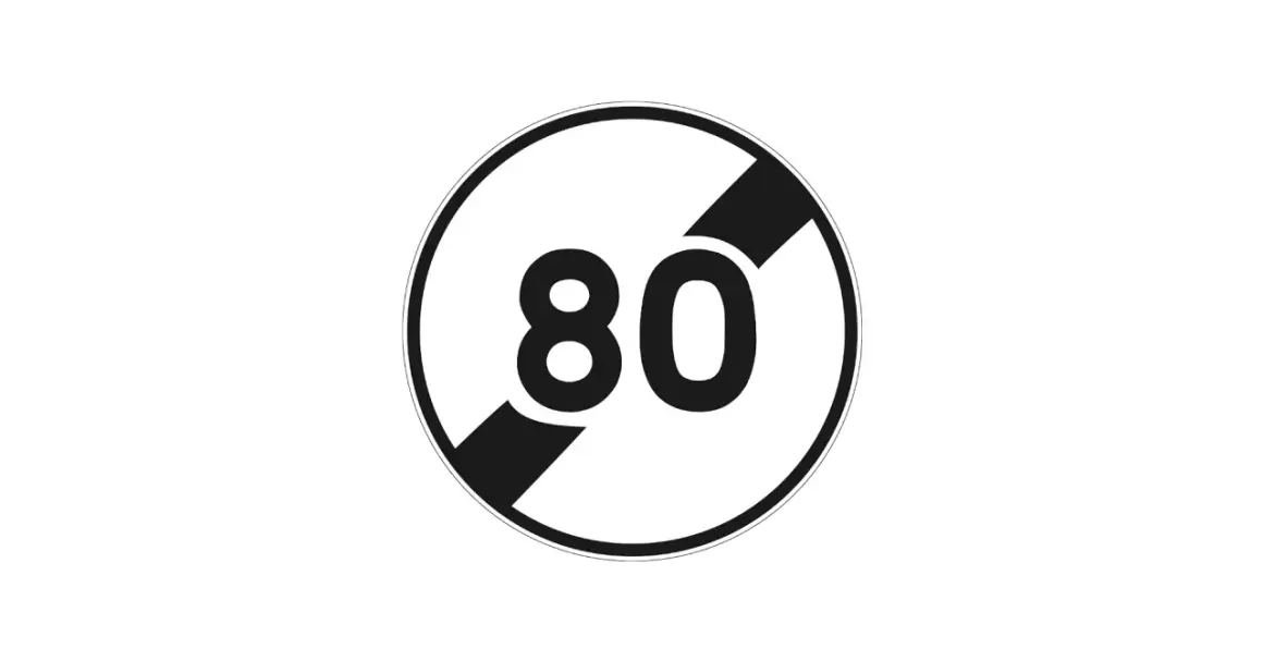 Panneau rond blanc avec bordure noire, barré de deux bandes noires diagonales. Le chiffre 80 est inscrit en noir. C'est la fin de limitation de vitesse.