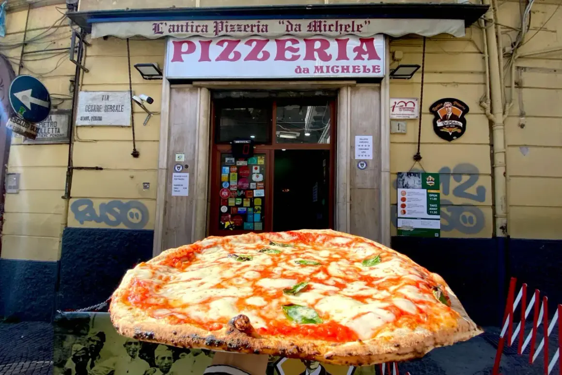 La Pizzeria da Michele a Napoli, con la sua iconica pizza margherita in primo piano.