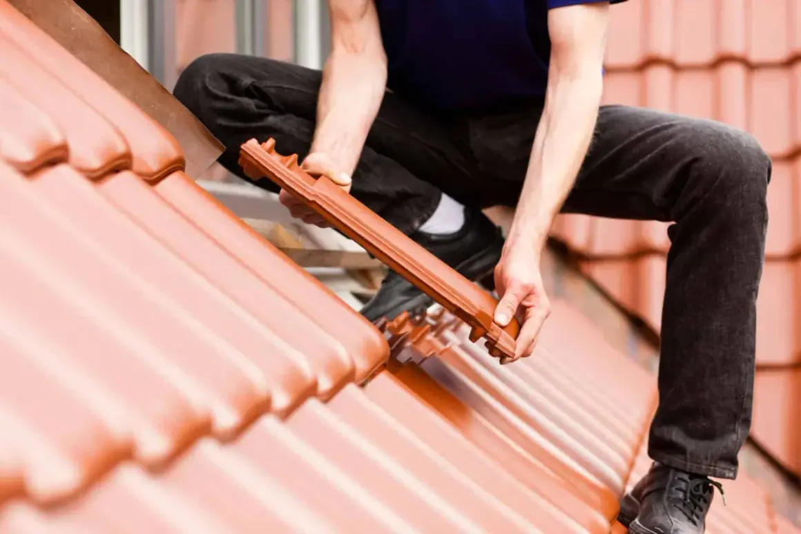 Dachówka ceramiczna układana na dachu o odpowiednim kącie nachylenia dachu.