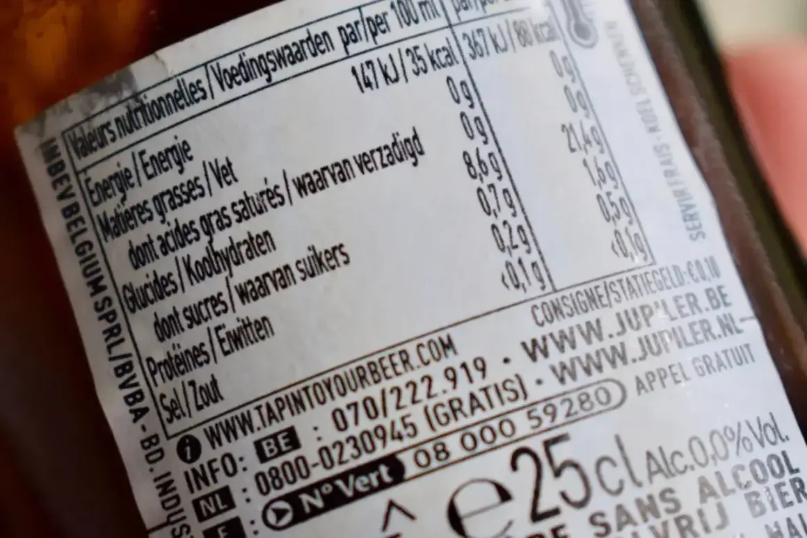 Etykieta piwa bezalkoholowego podaje, że 100 ml zawiera 35 kcal.