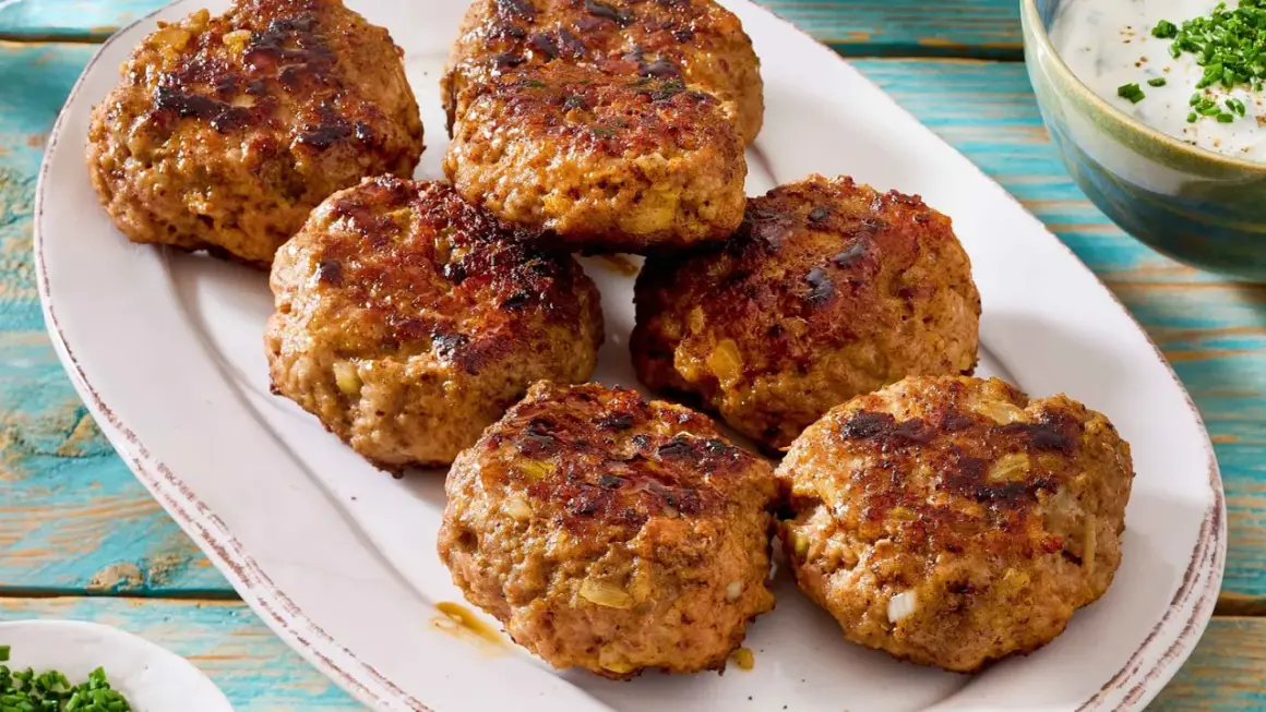 Saftige Buletten, perfekt gebraten, liegen auf einem Teller. Ein einfaches Buletten Rezept für den Genuss.