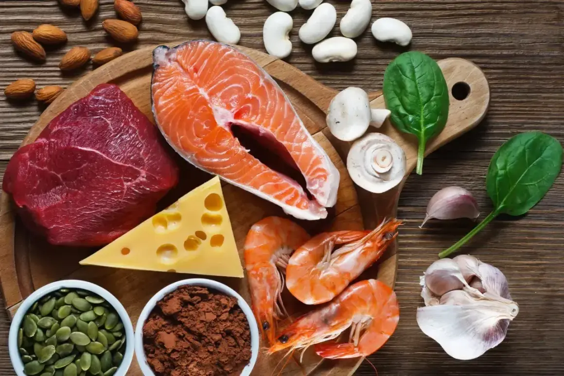 Łosoś, wołowina, krewetki, ser, migdały, pestki dyni, kakao, fasola, szpinak, grzyby i czosnek – bogactwo cynku i selenu.