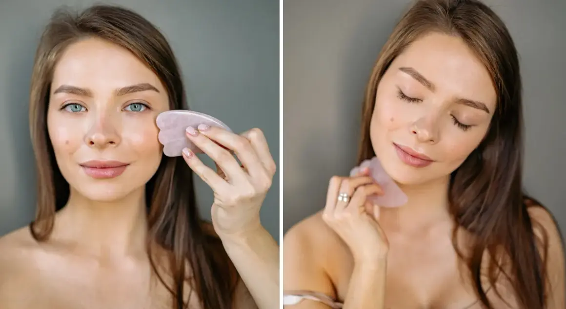 Kvinna använder en gua sha för ansiktsmassage.