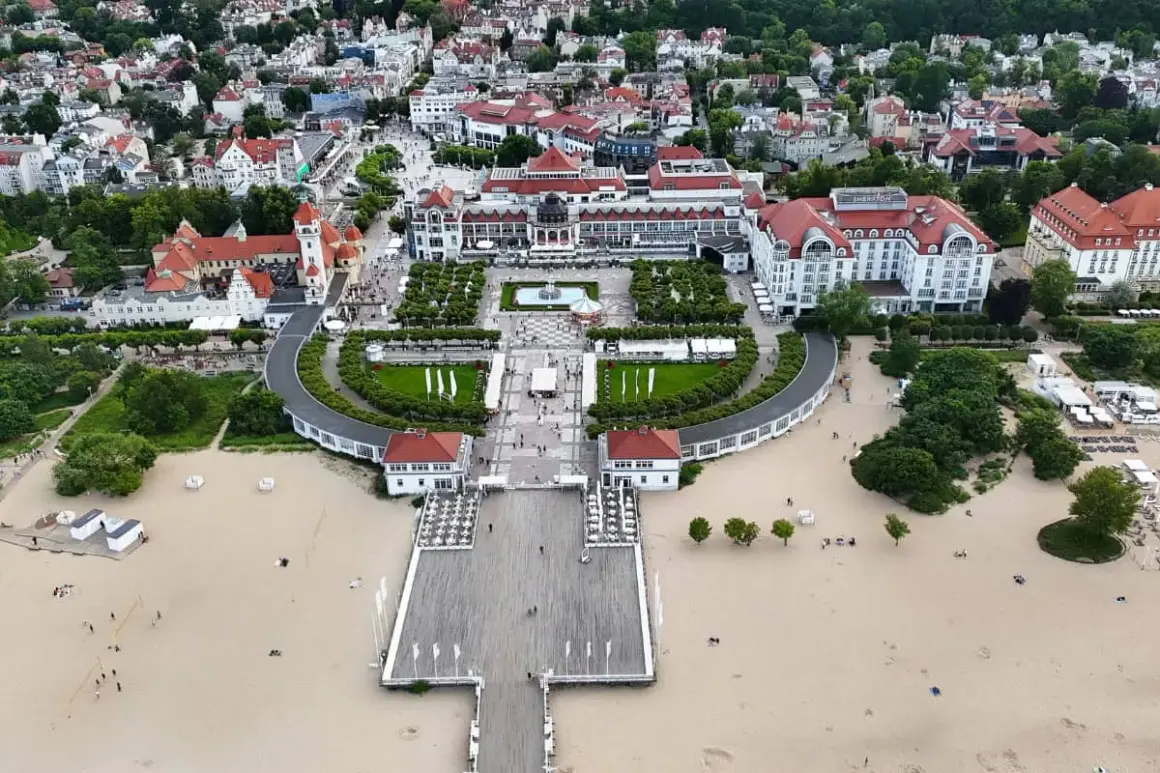 Vy över Sopot beach med sin berömda pir, fontän och omgivande arkitektur.