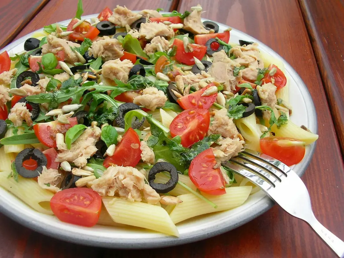 Boska sałatka z tuńczykiem i makaronem penne, pomidorkami, oliwkami i rukolą. Idealna na szybki obiad.