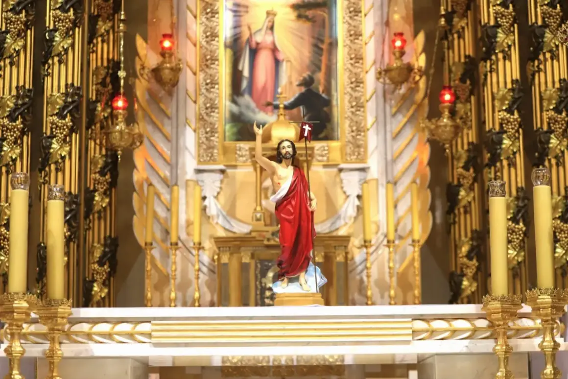 Figurka Jezusa Zmartwychwstałego na ołtarzu. W tle obraz Matki Bożej. To symboliczne przypomnienie, ile trwa okres wielkanocny i radość ze Zmartwychwstania.